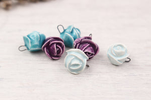 Breloques Roses en céramique fabriquées à la main en France pour création de bijoux et accessoires
