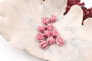Breloques Roses en céramique fabriquées à la main en France pour création de bijoux et accessoires