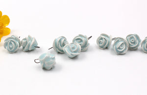 Breloques Roses en céramique fabriquées à la main en France pour création de bijoux et accessoires